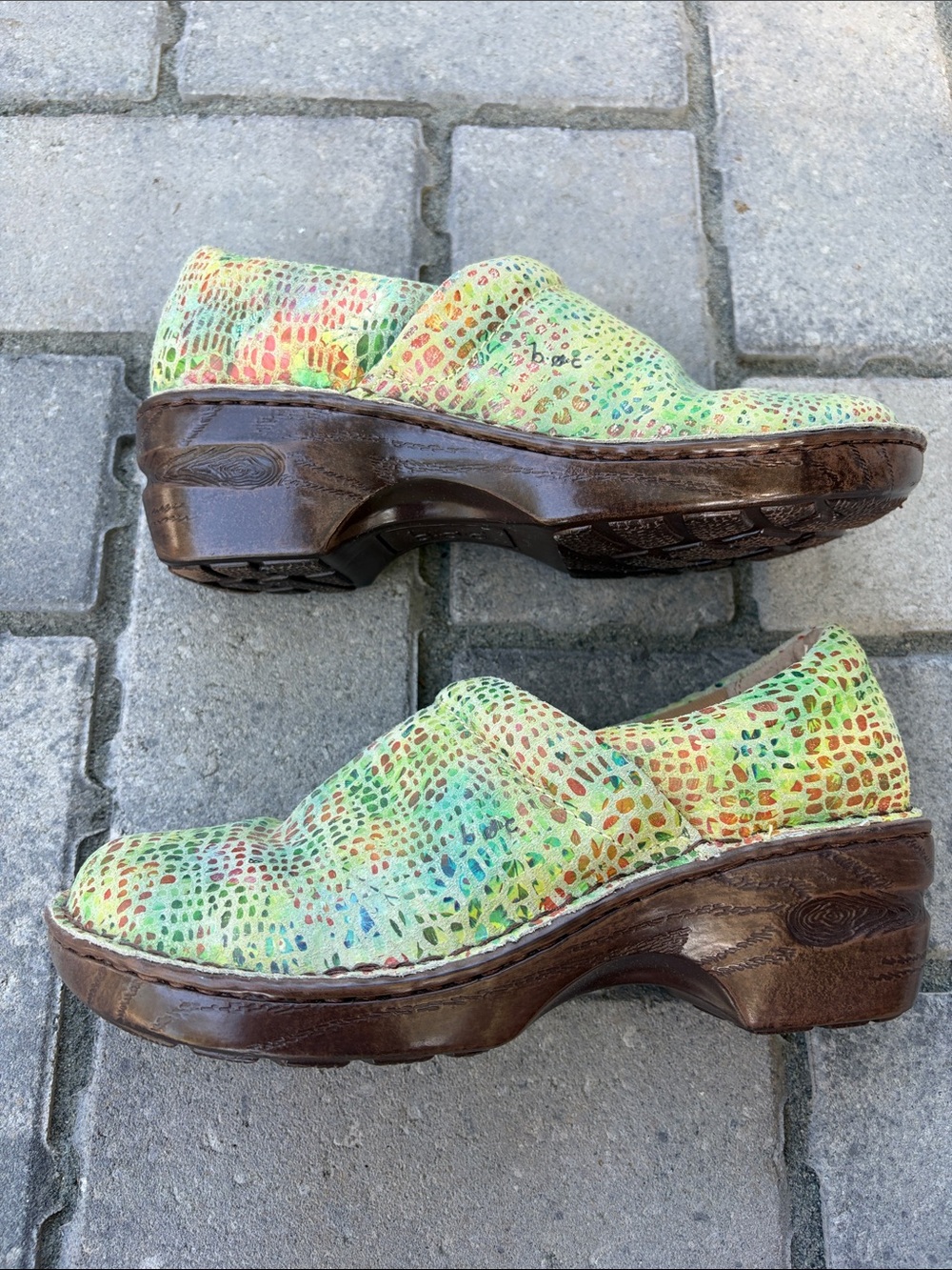 Green Multi-Color Patterned Clogs Shoes Size 8 - Picture 2 of 3